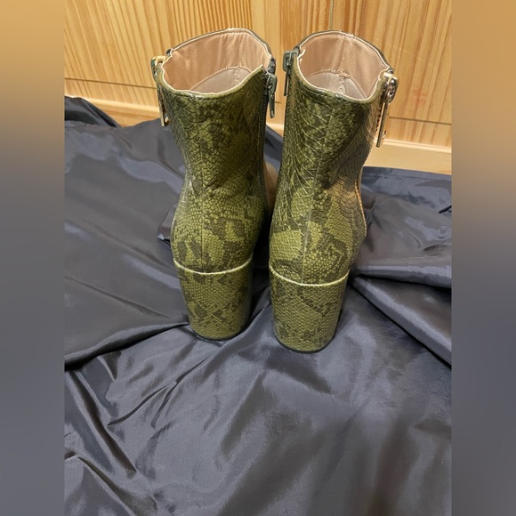 JOURNEE Olive Green Snake Skin booties Women’s Size 10 - Picture 5 of 11